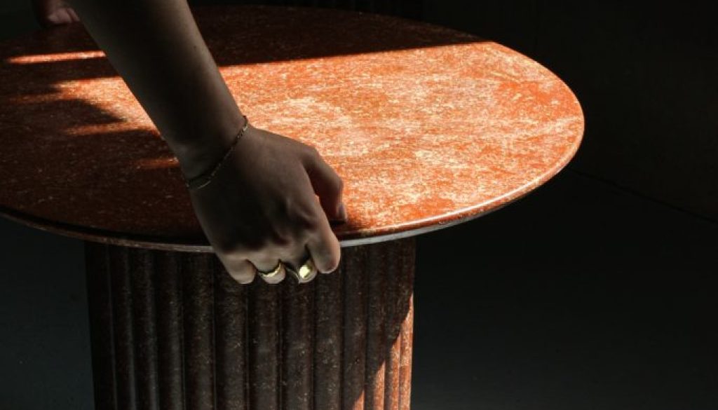 table-basse-design-recyclee-citra-balt-ambre-detail-main-lifestyle