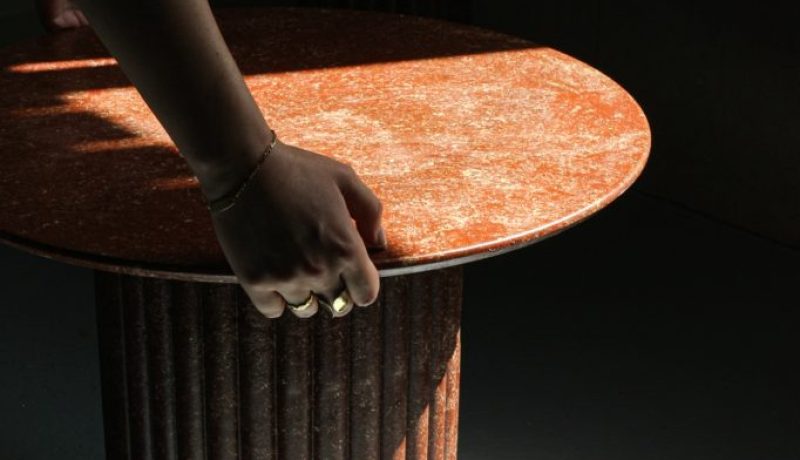 table-basse-design-recyclee-citra-balt-ambre-detail-main-lifestyle